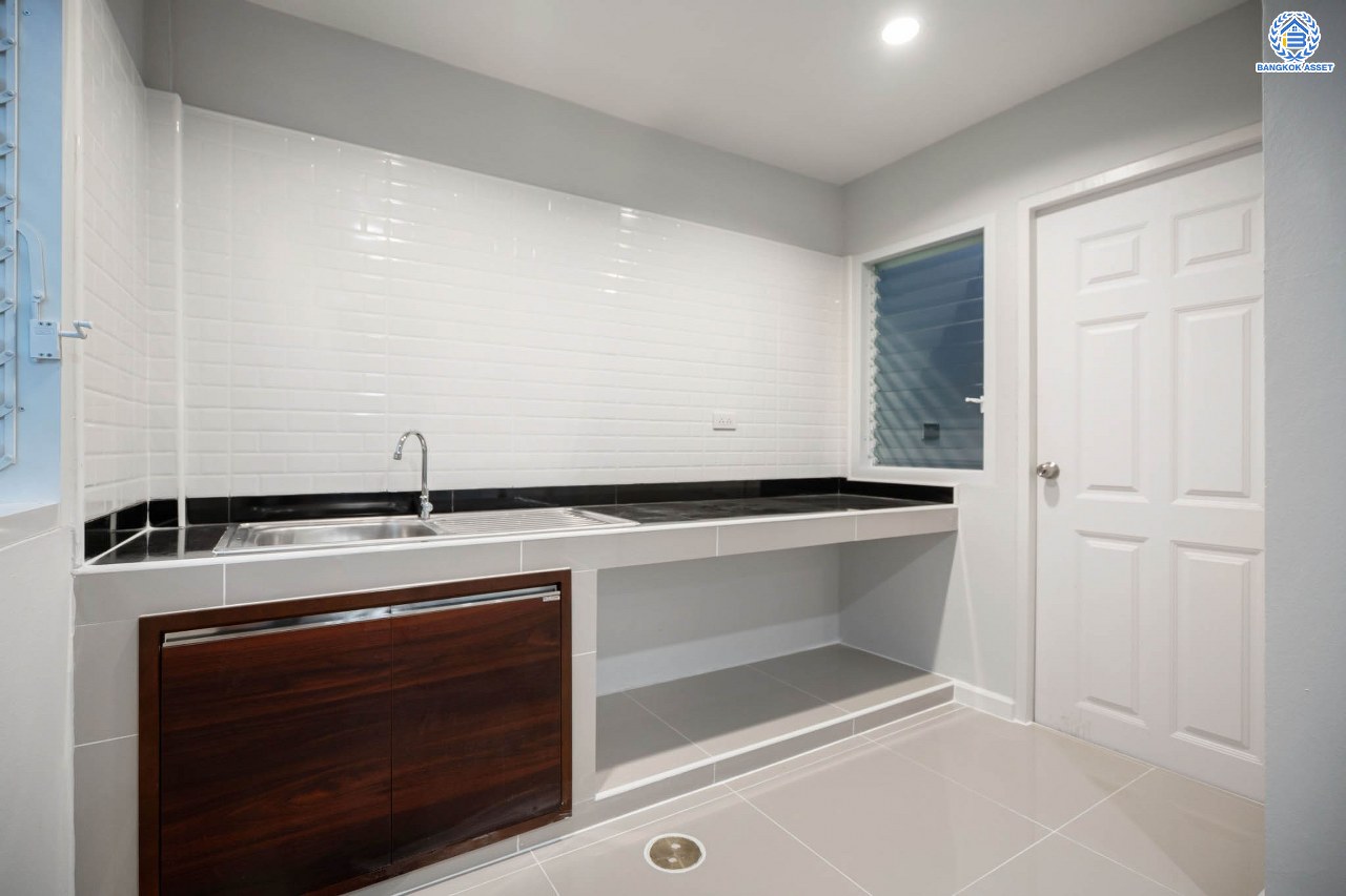 บ้านมือสองตกแต่งใหม่ โครงการ บ้านดุลิยานนท์ ติวานนท์ ทาวน์เฮ้าส์พร้อมอยู่ หลังมุม ราคาสุดคุ้ม! เนื้อที่ 16 ตร.ว. ฟังก์ชัน 2 ห้องนอน 2 ห้องน้ำ 1 ที่จอดรถ บนทำเลเชื่อมต่อเมือง ใกล้รถไฟฟ้าสายสีชมพู "สถานีสามัคคี" และจุดขึ้นทางด่วน "งามวงศ์วาน"